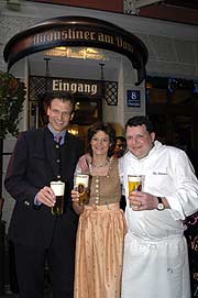 Augustinerboss Janik Inselkammer und die neuen Wirtsleute Simone und Peter Schmutzer laden seit April 2006 in "Augustiner am Dom" (Foto: Ingrid Grossmann)